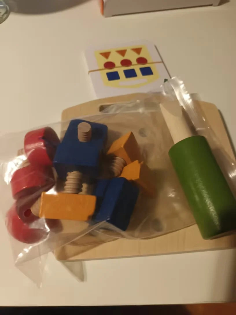 Reviewer photo of the set packed in its bag with a challenge card and the screwdriver